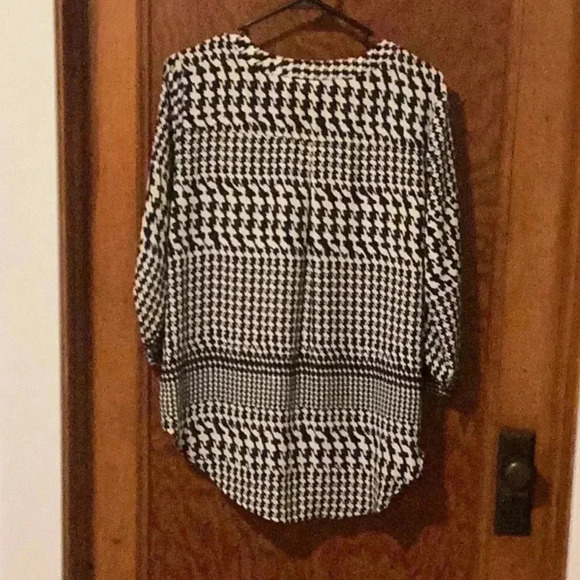 Woman’s blouse - Picture 2 of 2